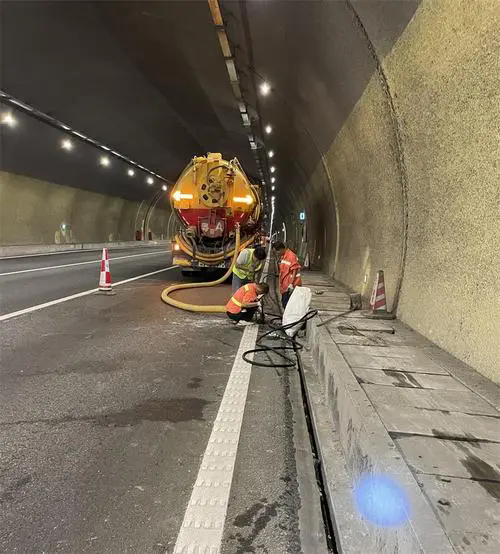 云南隧道排水渠清淤